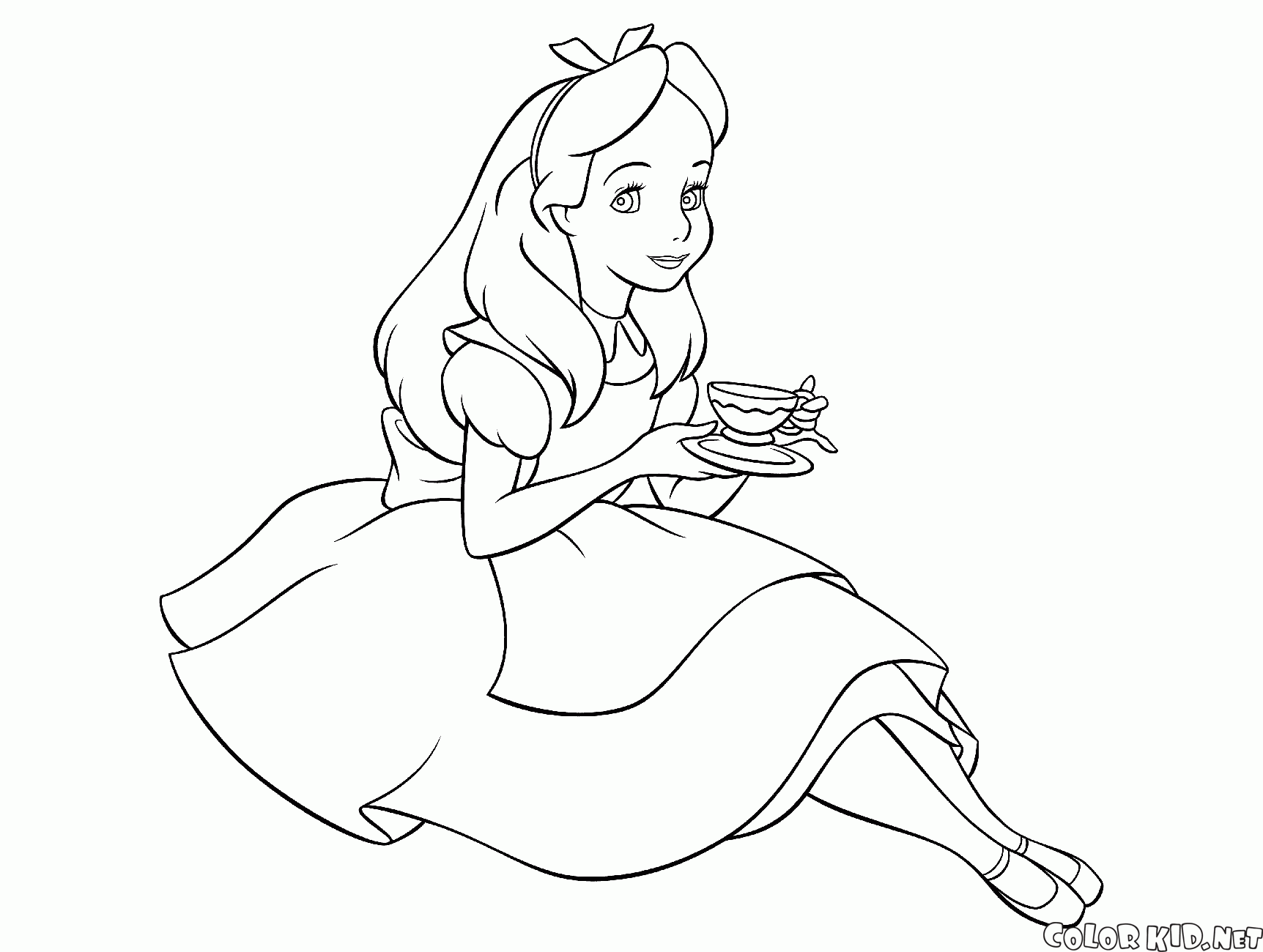 Alice avec une tasse dans ses mains