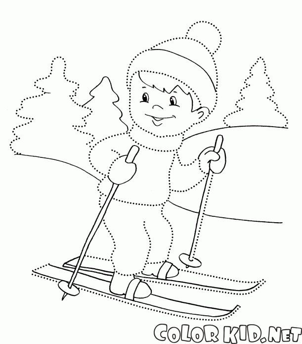 Boy ski dans les bois
