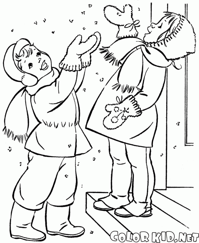Enfants attraper les flocons de neige