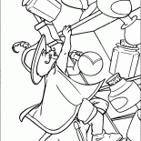 Le chat tombe dune étagère