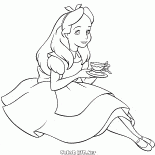 Alice avec une tasse dans ses mains