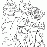 Les enfants font des bonhommes de neige