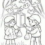 Enfants à manger aux oiseaux