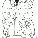 Les enfants construisent le bonhomme de neige